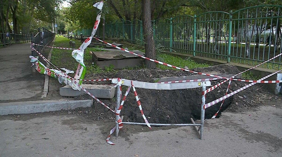     Глубокая яма появилась прямо у ворот школы в красноярском микрорайоне Северный