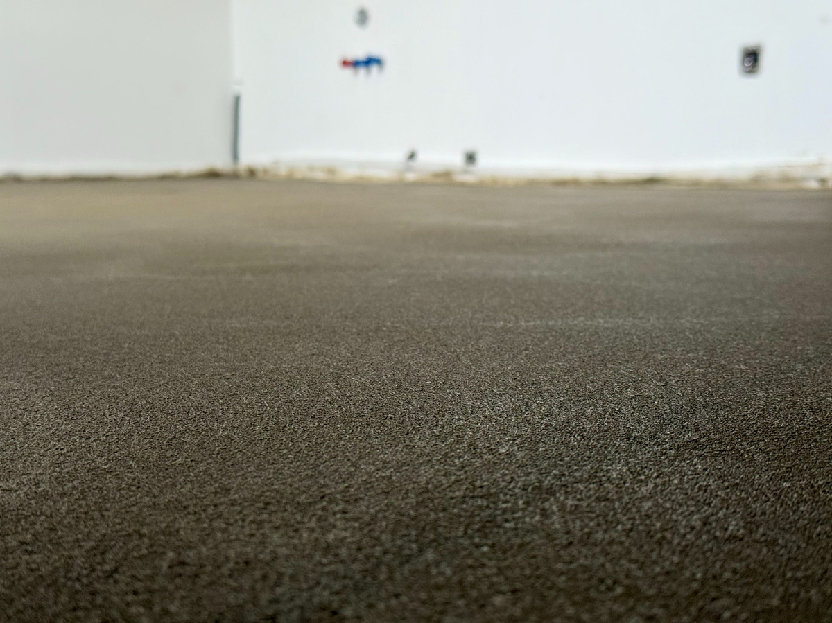 Результат устройства полусухой стяжки пола в квартире многоэтажного дома