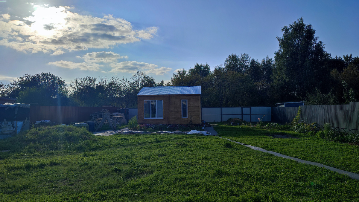 Сосед с красным забором, в той стороне, где холмик. Сосед с серым забором, тот  к которому ближе тропинка