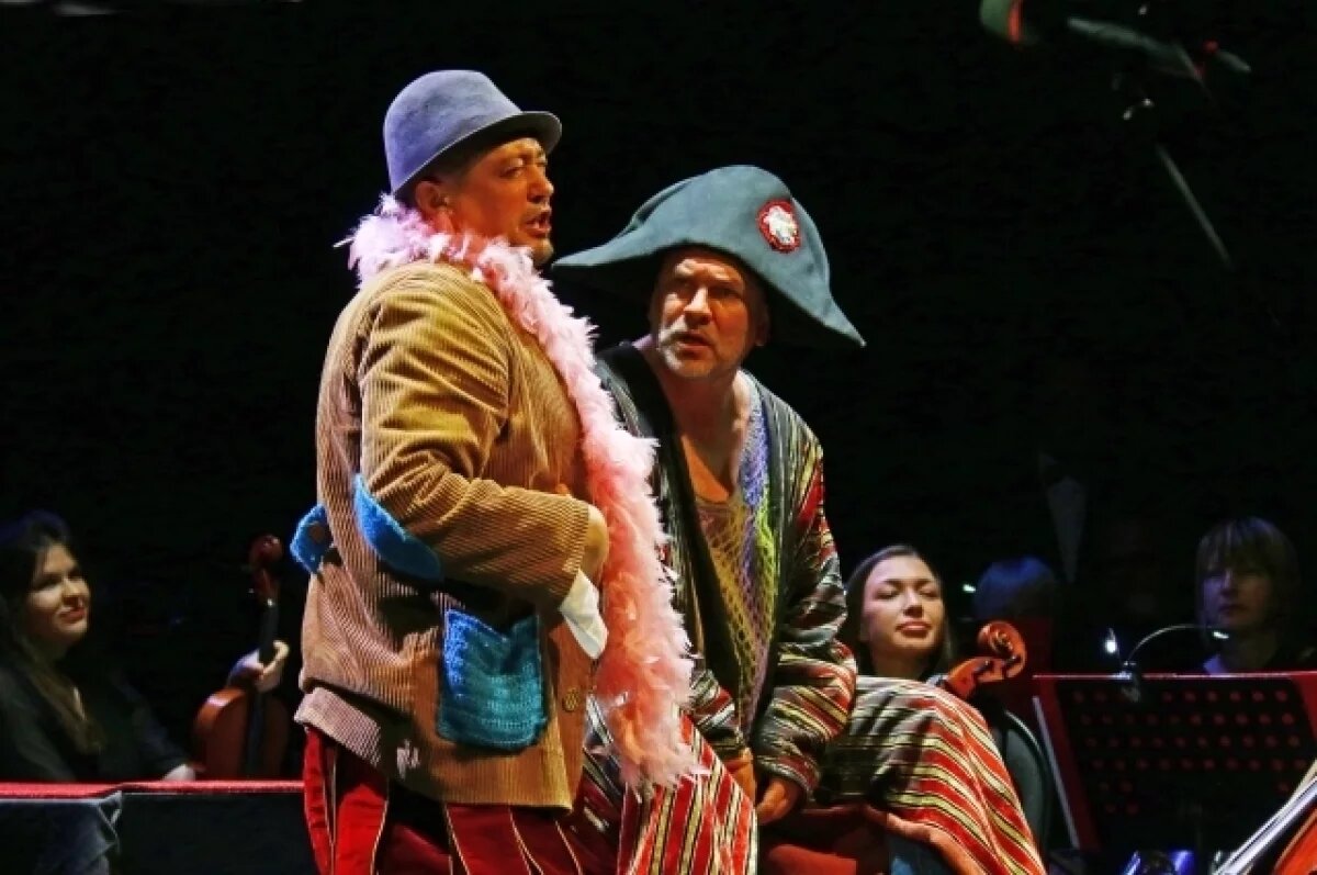    Актёрам пришлось делить сцену с целым симфоническим оркестром.