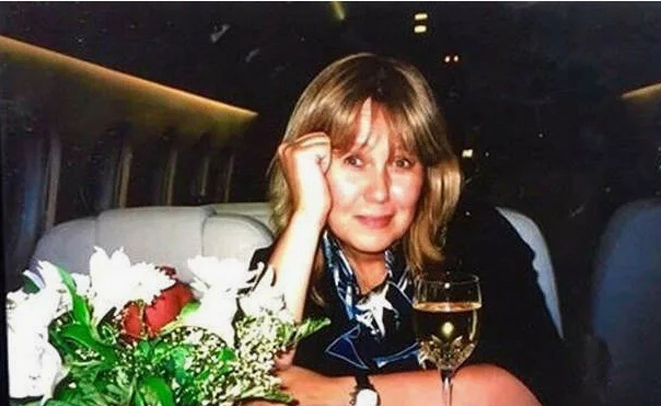 Красивая жизнь: частые авиа-борты, шампанское за тысячи евро, букеты свежих цветов... И нечеловеческая тоска во взгляде.