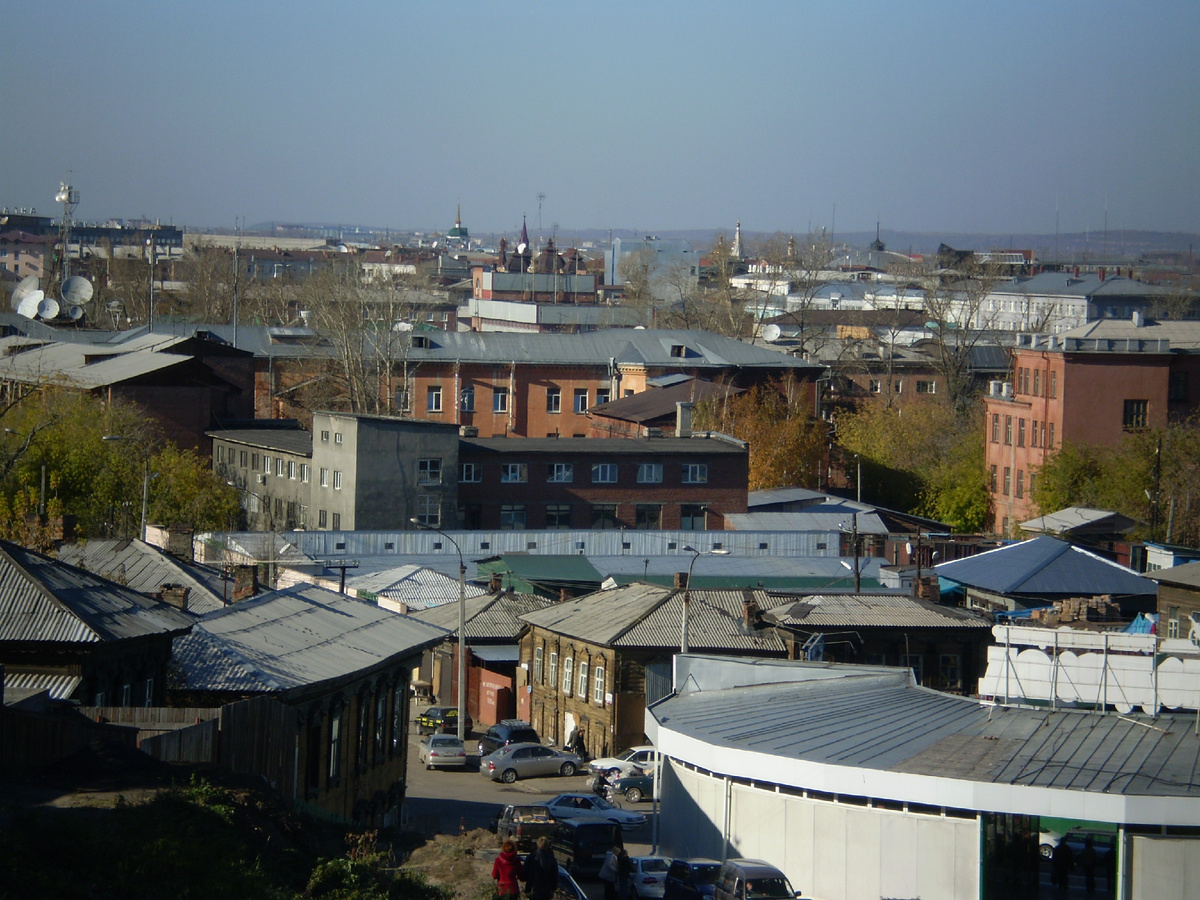 вид на центр Иркутска; вдали видны шпили Спасской церкви, костёла, Богоявленского