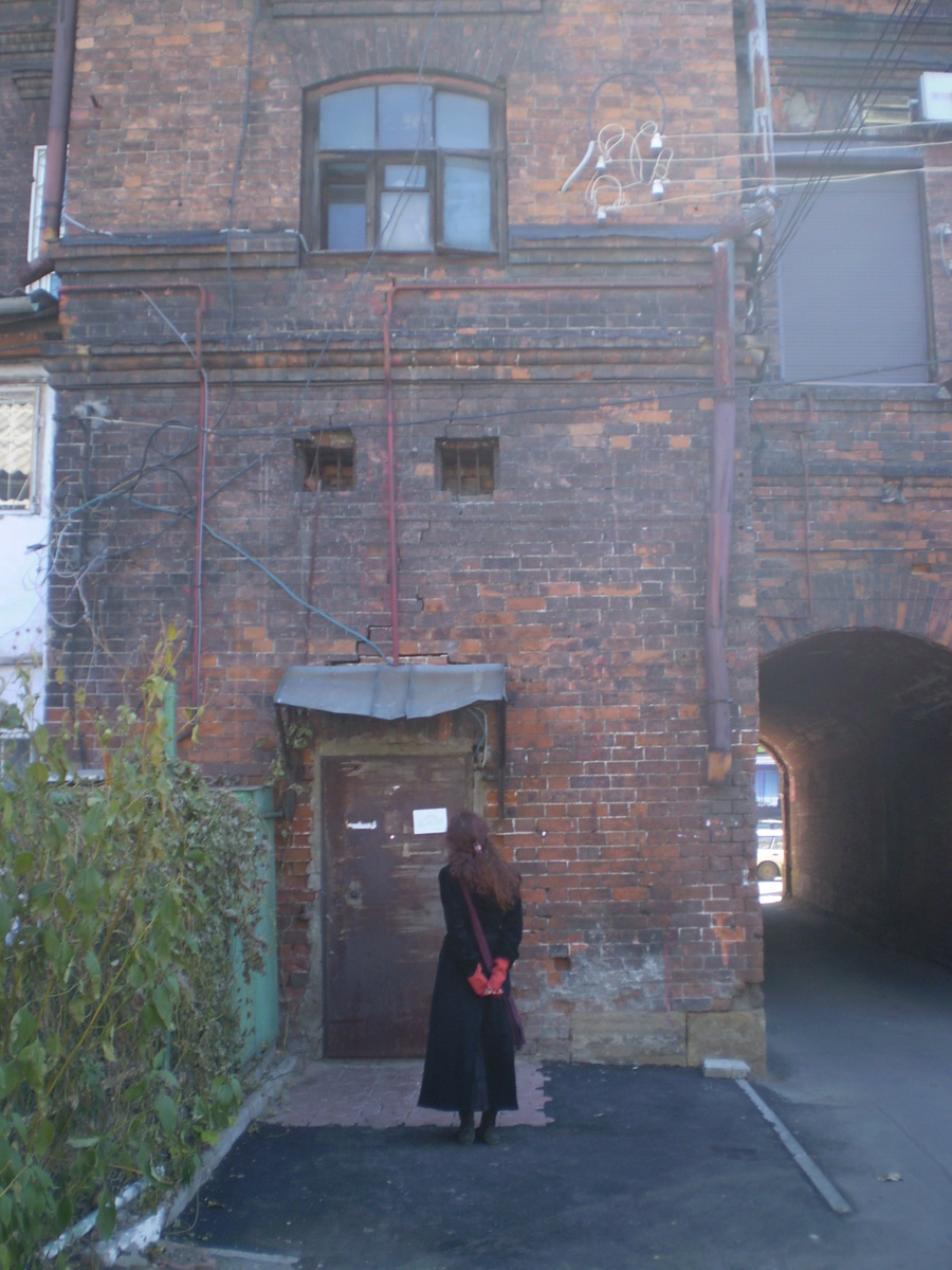 во дворах на улице Карла Маркса... они, к счастью, остались почти неизменными!.. автор канала поседела с тех пор сильнее, но просто это скрывает;)