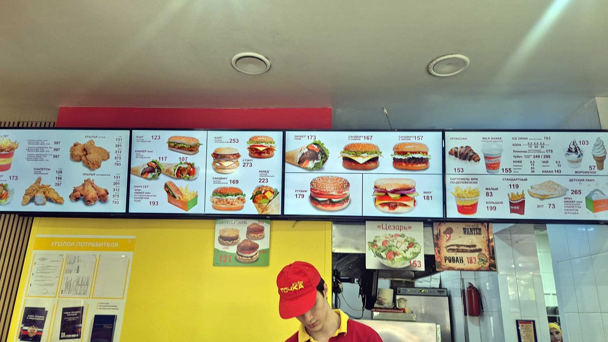 Как и в аналогичных заведениях тут есть зона заказа и зона выдачи. Терминалов для самостоятельного заказа пока нет