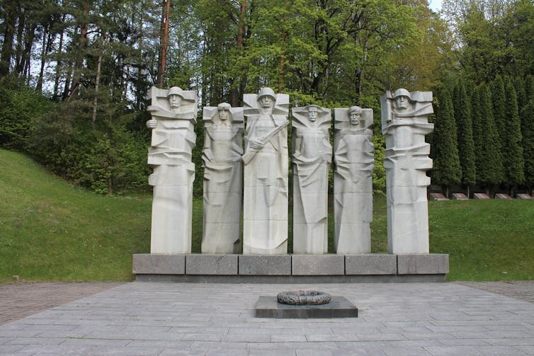 Памятник советским воинам в Вильнюсе, Литва, 2022 год. 