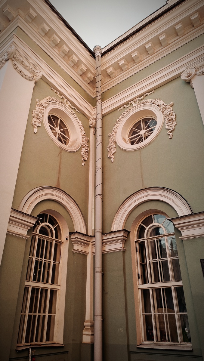 У центрального входа в Анненкирхе. Очень люблю такие "зеркальные" углы. Июнь 2025 г.