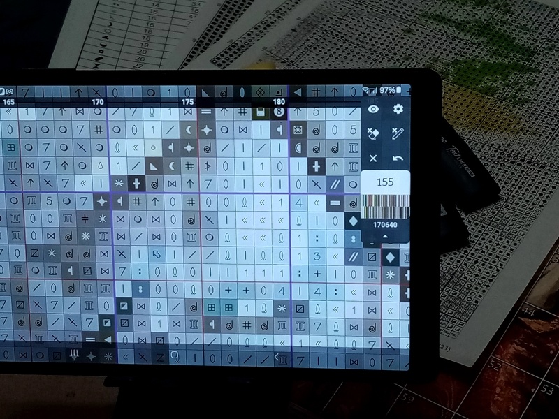 Символы в многоцветной схеме в вышивальной программе