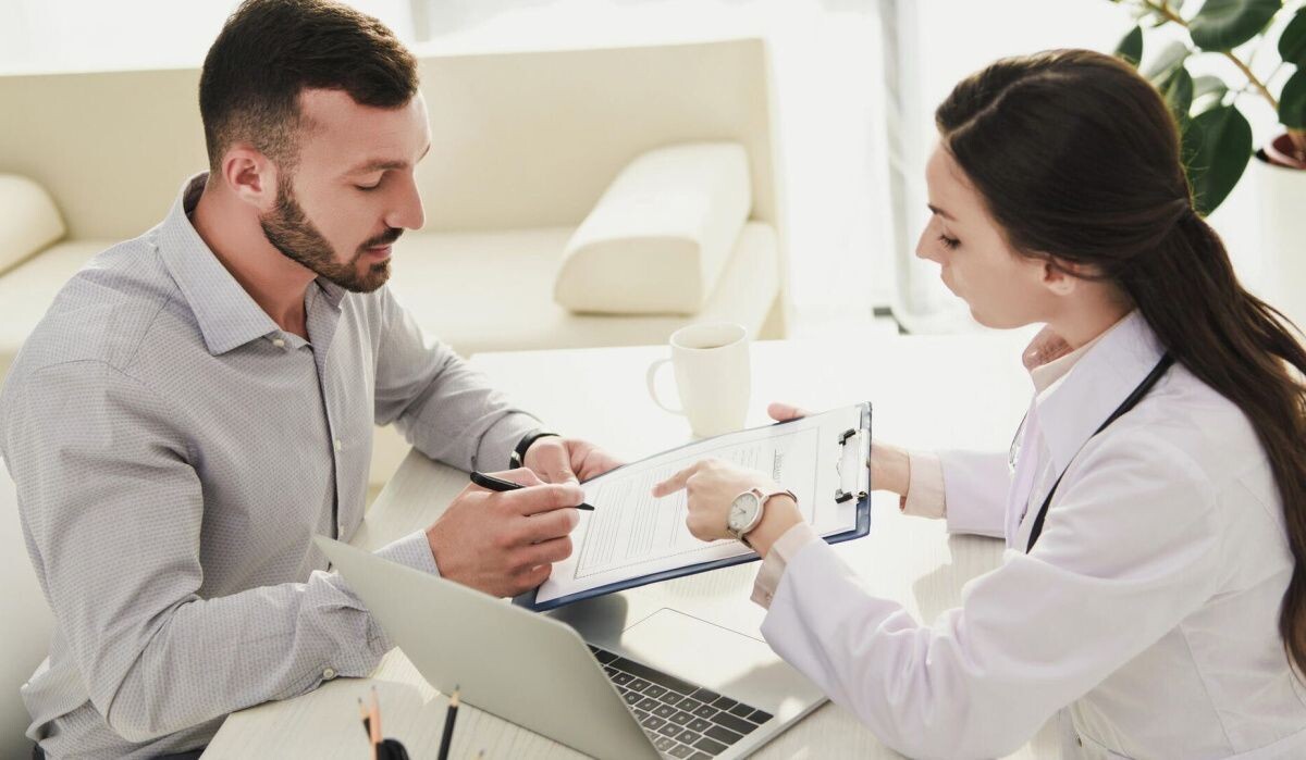     Мужчина подписывает страховой полис. Источник: © Depositphotos.com Автор фото: VitalikRadko