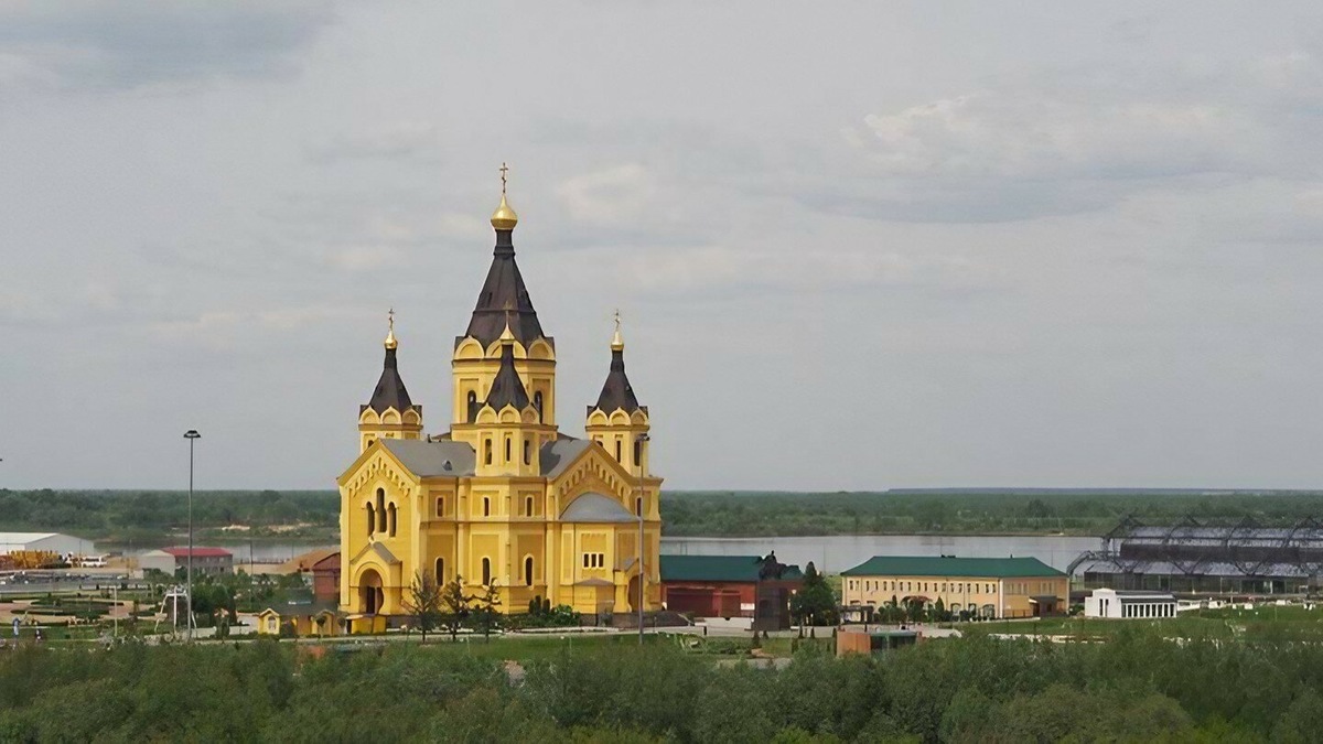 Александро-Невский Новоярмарочный собор конца XIX века — ещё одна достопримечательность Стрелки. Фото: Игорь Синельников