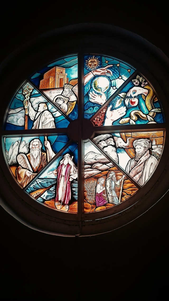 Чудесное окно, восстановленное творческой группой. Июнь 2025 г.