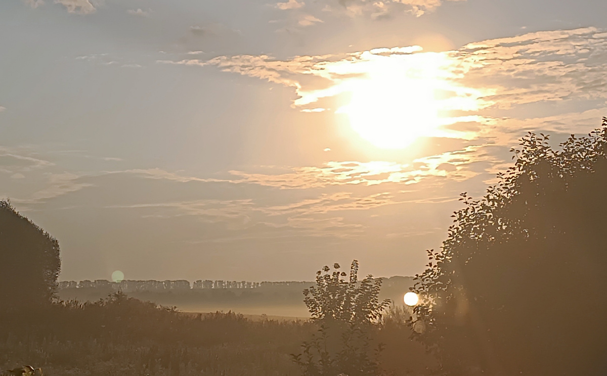 А это восход. Фотала через окно