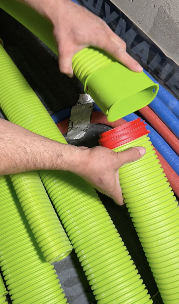 Монтаж плоских возховодов Blizzard Lufttechnik в стяжку пола 