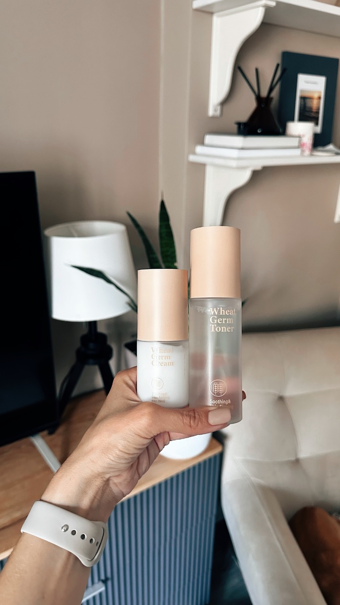 Удобная упаковка. Колпачки закрываются с щелчком и не спадают с баночек. У каждой есть помпа — очень удобно пользоваться.