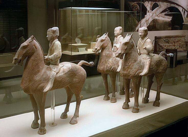 Окрашенные керамические статуи китайских кавалеристов периода династии Хань. III век до н. э.