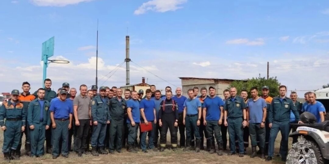 МЧС Оренбуржья опубликовало фото потушивших большой степной пожар героев