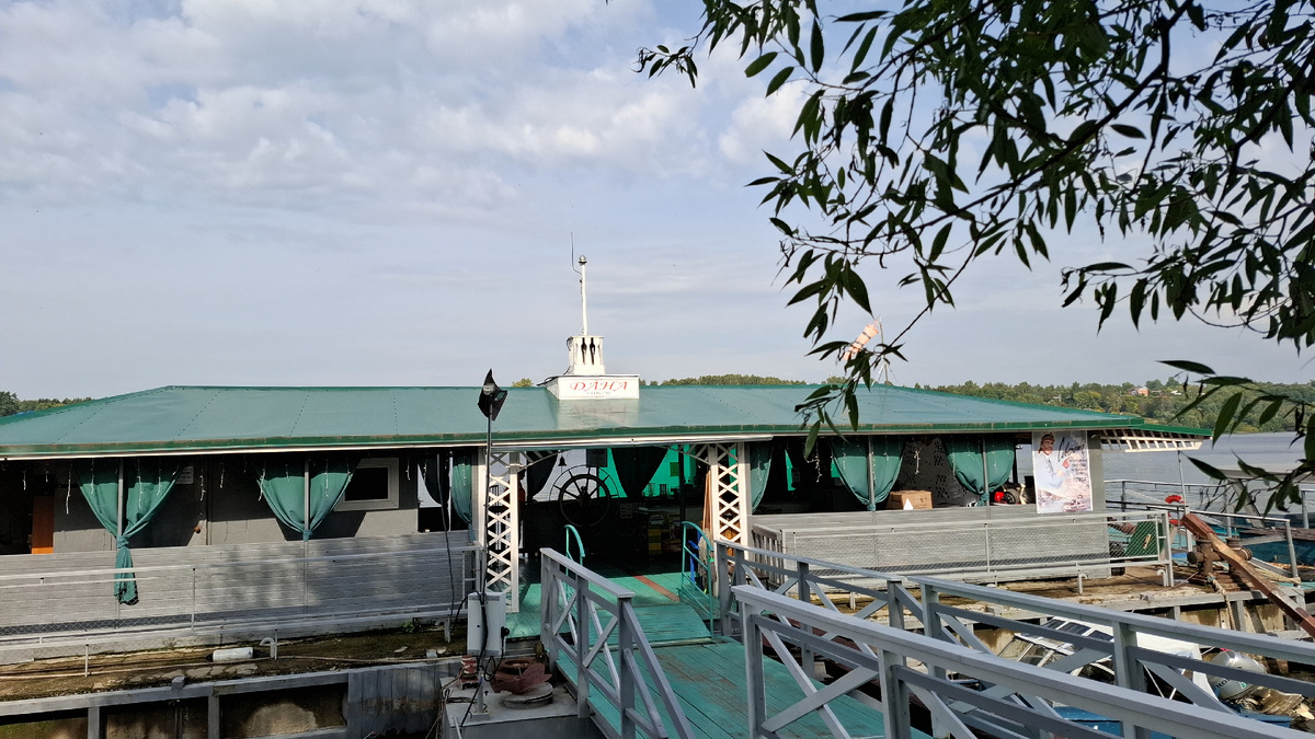 Причал от которого отходят прогулочные теплоходы 