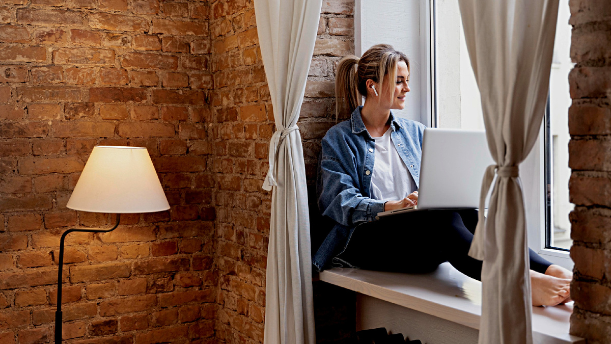 Человек за ноутбуком дома — уютная рабочая обстановка