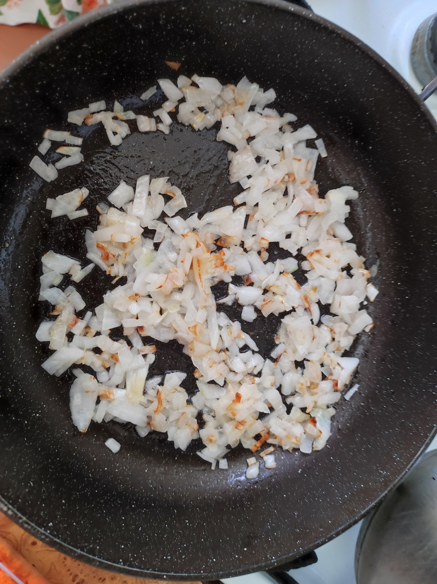 Лук посыпала щепоткой сахара. Фото автора.