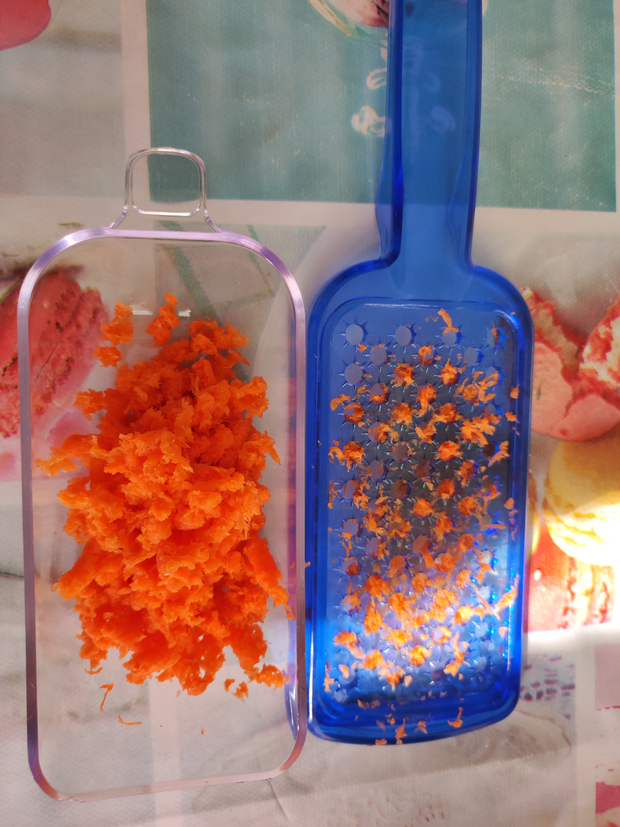 Купила тёрку с контейнером, так как готовлю котлеты на отдыхе, а не дома.