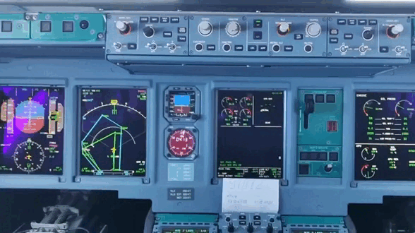 Старый вариант кабины лайнера SJ-100 с импортной авионикой (GIF видео).