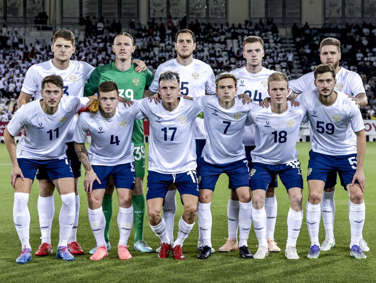 Стартовый состав сборной России. Слабо отгадать, где какой Миранчук, не подглядывая в номера?!))...