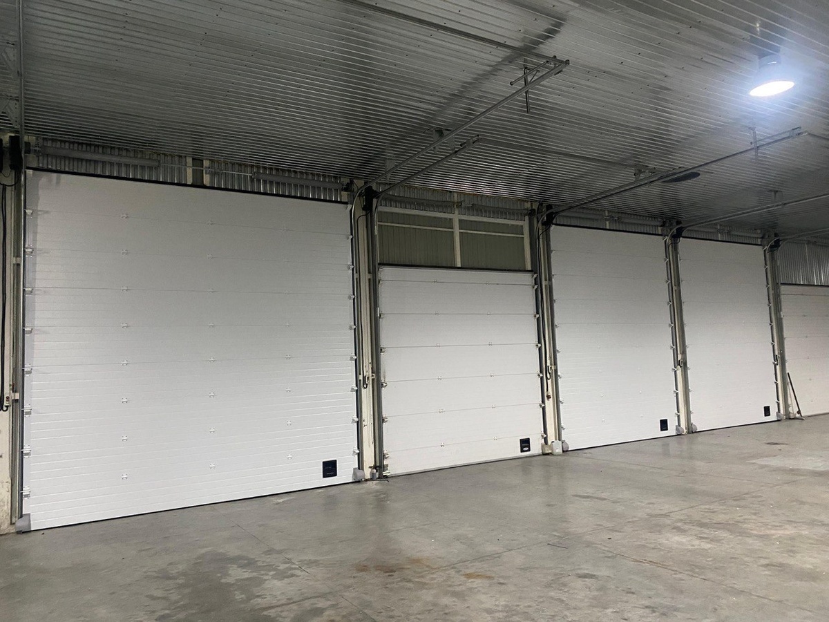 Автоматические секционные ворота с увеличенным проёмом в Аэропорту Ставрополя!