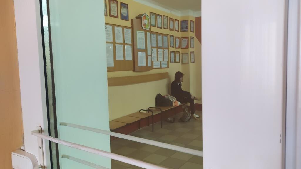 Взрослых в школу не пускали. Ни в какую дверь вообще...