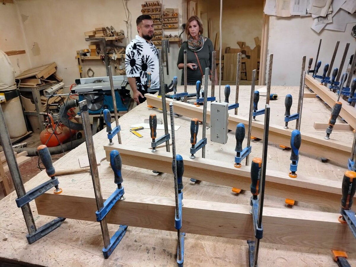 В струбцинах клеится киот для иконы  📷
