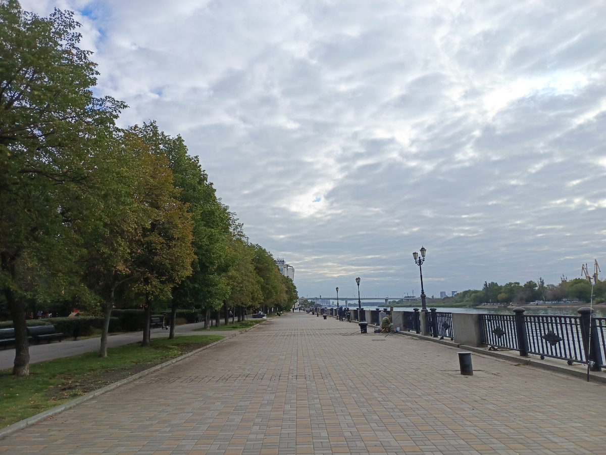 Раннее утро - на набережной ещё нет никого... Кажется, всё замерло в ожидании старта 5 верст...)