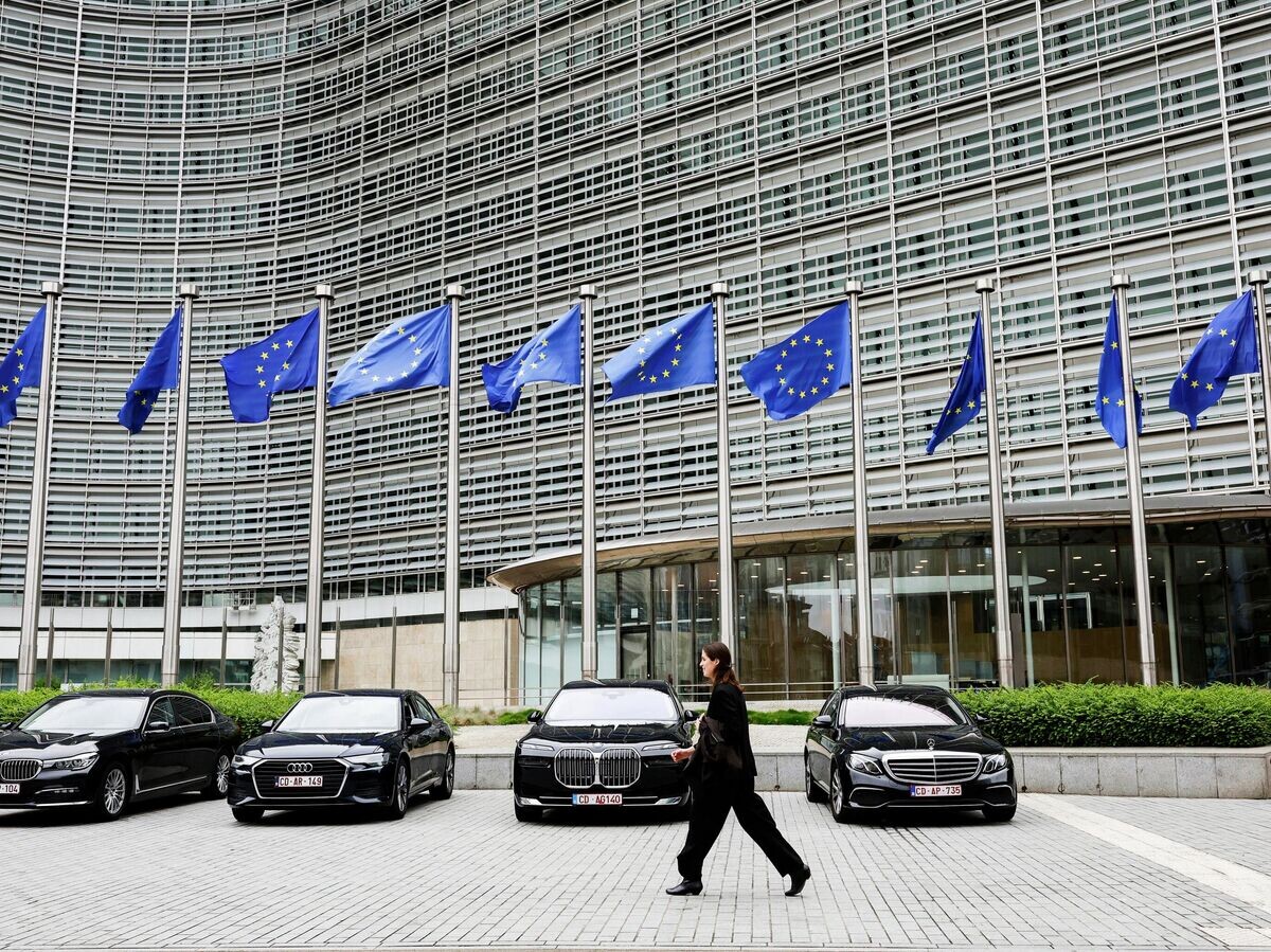   Флаги ЕС на фоне здания Евросоюза в Брюсселе© AP Photo / Omar Havana