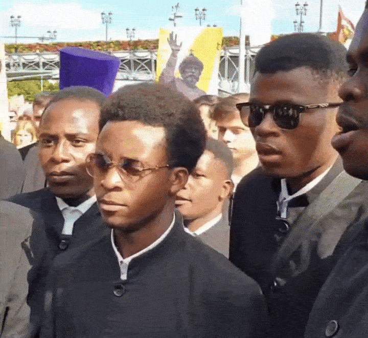    Этот ролик с африканцами многие репостили у себя еще и потому, что наши чернокожие братья скандировали вместе со всеми: "Мы - русские. С нами Бог!"/GIF: видео Царьграда