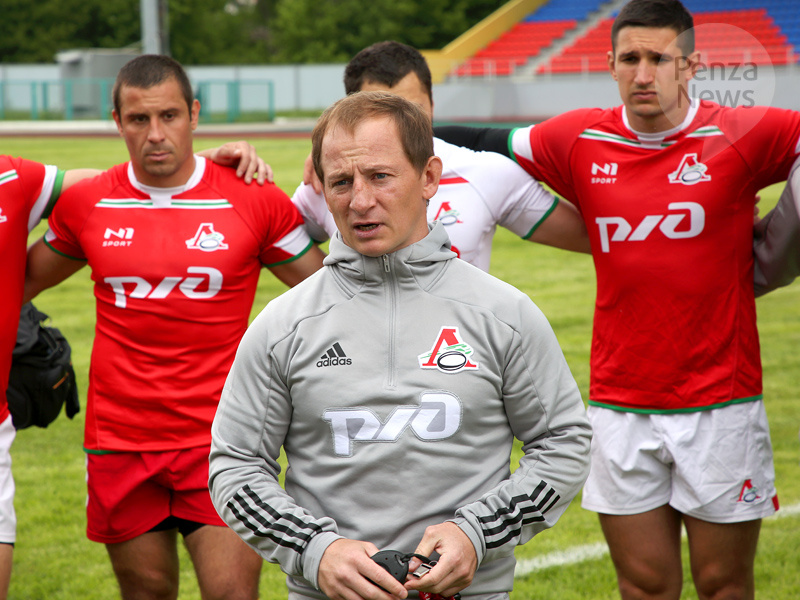 Это Янюшкин-старший - тренер Локо-Пенза