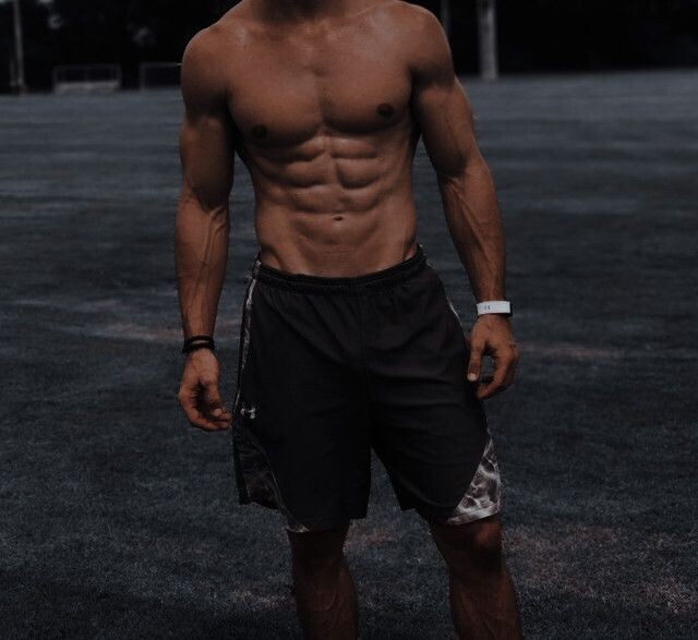 Сдуваются ли натуральные мышцы?Многие, кто занимается спортом без добавок и «химии», замечали: стоит сделать паузу в тренировках, и мышцы будто становятся меньше. Возникает вопрос — а что происходит на самом деле?Почему мышцы уменьшаются1. Гликоген и водаПри регулярных тренировках мышцы накапливают гликоген. Каждая молекула гликогена «тянет» за собой воду, благодаря чему мышцы выглядят более объёмными. Когда мы перестаём тренироваться, запасы гликогена сокращаются, и визуально мышцы становятся «плоскими».2. Снижение тонусаМышца — это не только размер, но и упругость. Без нагрузки она теряет тонус, и форма кажется мягче.3. Адаптация организмаТелу нет смысла тратить энергию на поддержание больших мышечных объёмов, если они не используются. Постепенно начинается процесс атрофии — уменьшения мышечных волокон.Сколько времени нужно, чтобы мышцы «сдулись»Первые изменения можно заметить уже через 2–3 недели без тренировок.Серьёзная потеря объёмов начинается примерно через 1,5–2 месяца.Но полностью мышцы не исчезают: у организма остаётся «мышечная память».Что такое мышечная памятьДаже если вы перестали тренироваться на несколько месяцев или лет, возвращение в спорт будет проходить быстрее. Организм «помнит», сколько мышц у вас было, и быстрее восстанавливает прежние объёмы.Можно ли сохранить мышцы без тренировокПоддерживайте активность: прогулки, лёгкая гимнастика, домашние упражнения.Следите за белком в рационе (1,5–2 г на кг массы тела).Достаточный сон и отдых тоже важны — восстановление идёт даже без зала.---✅ Вывод: натуральные мышцы действительно могут «сдуваться», но это скорее временный эффект. Систематические тренировки и правильный образ жизни помогут сохранить их надолго, а при возвращении в зал результат вернётся быстрее, чем кажется.