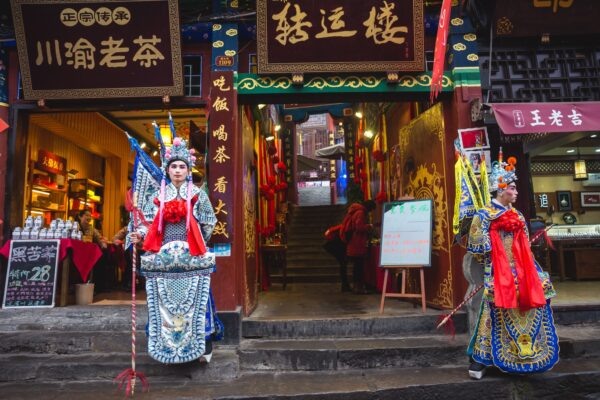 У входа в китайский торговый центр. Фото: Максим Петров