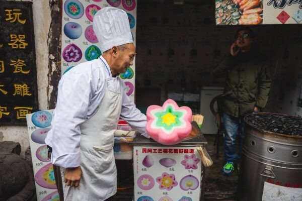 На рынке в Гуанчжоу — продажа сладостей. Фото: Максим Петров