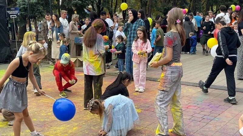    Все желающие участвовали в фестивале красок Фото: Лолита Кунижева / / ИА «Победа26»