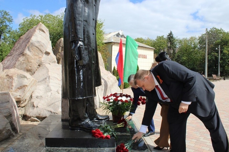    В Горловке возложили цветы к памятнику основателю города. Фото: ТГ/Приходько