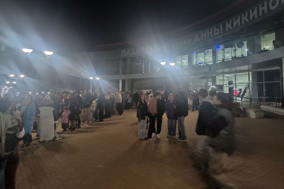    Жители города пришли к телескопам, чтобы увидеть редкое затмение Никита МАНЬКО
