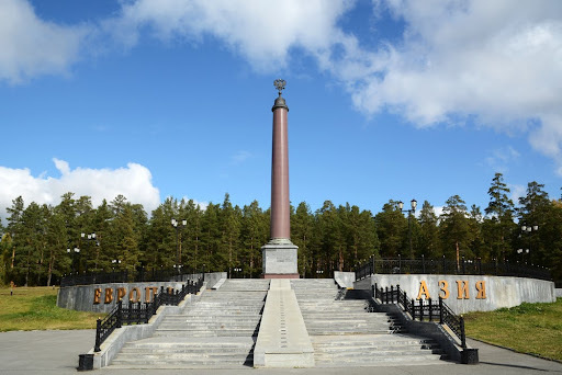 Обелиск на границе Европы и Азии в России