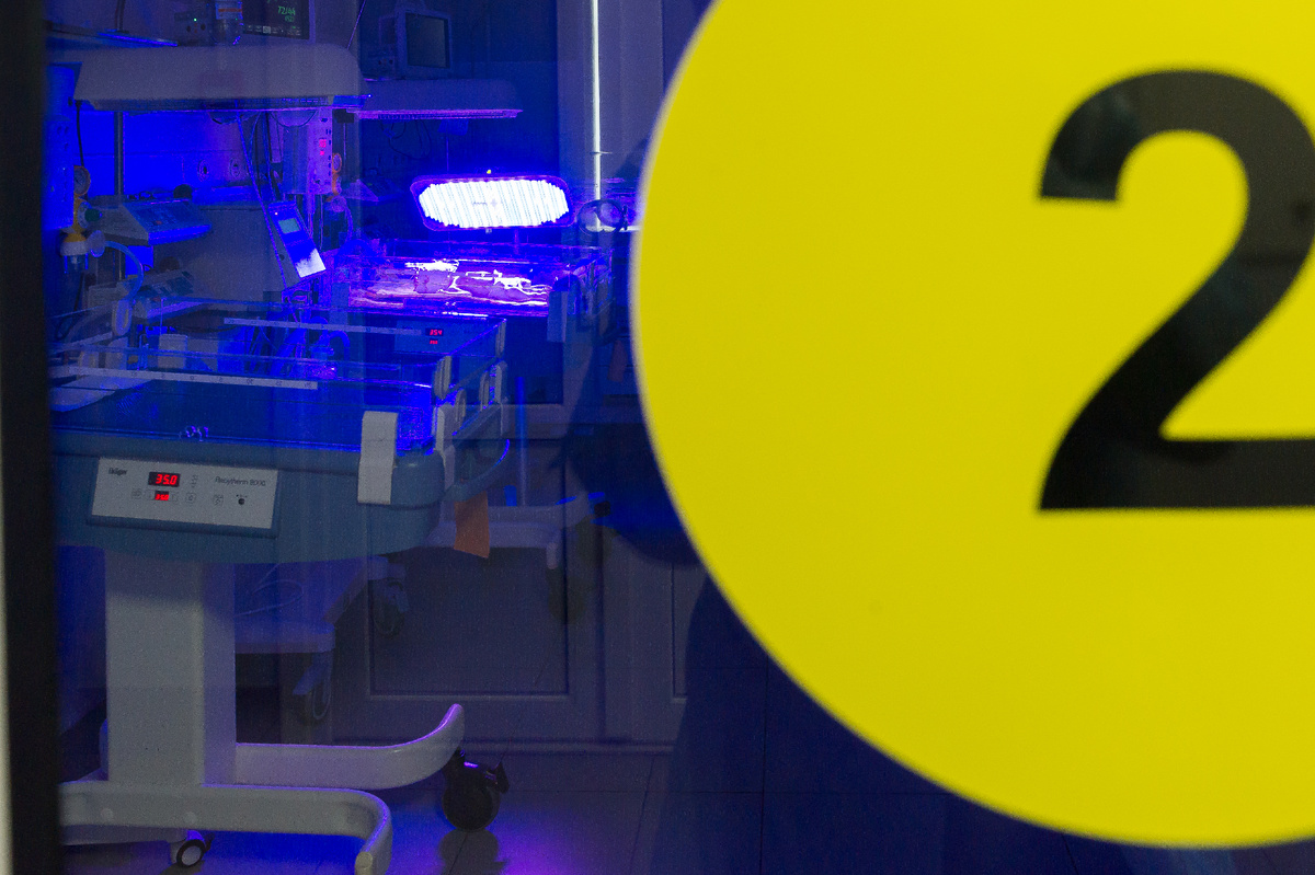 Мама ушла, даже не посмотрев на дочек. Фото: Олег Золото