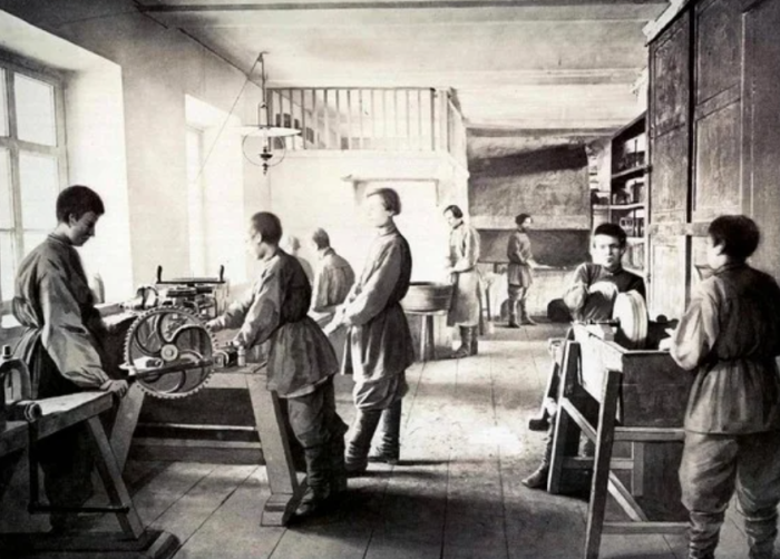 Позолотное отделение фабрики.