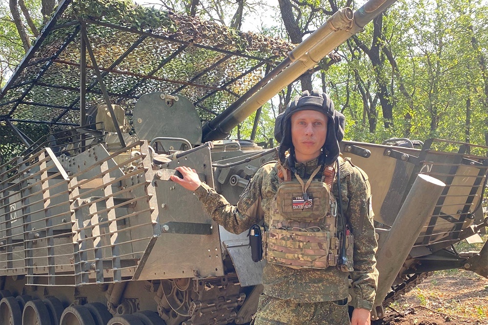   Сергей Деев - механик-водитель "БМП-3" оренбургского гвардейского мотострелкового соединения. Он с товарищем провел подряд два дерзких штурма, доставив штурмовиков прямиком на вражеские позиции через минное поле. "Я объезжал места, где были мины, наводчик вел огонь по "опорнику", в это же время первая штурмовая группа подбиралась через лес. По нам летело все и со всех сторон. Мне разбило "триплекс", у наводчика - прицел", - вспоминает Сергей. Несмотря на плотный огонь, наши бойцы ворвались прямо на позиции ВСУ. / Фото: Министерство обороны РФ