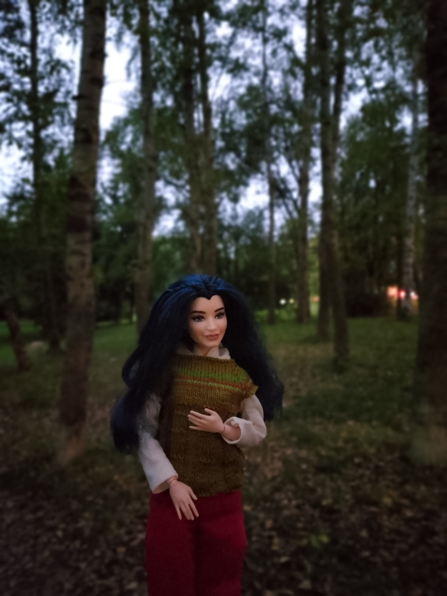 Эвелина на тропке, ведущей в парк