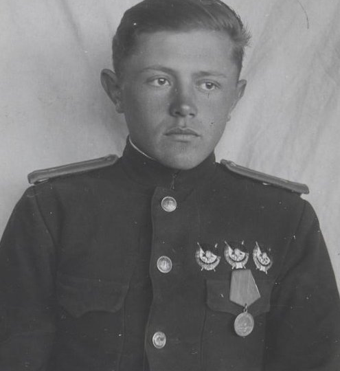 Об одном из трех братьев-летчиков, воевавшем в разведывательной авиации ВВС Балтийского флота