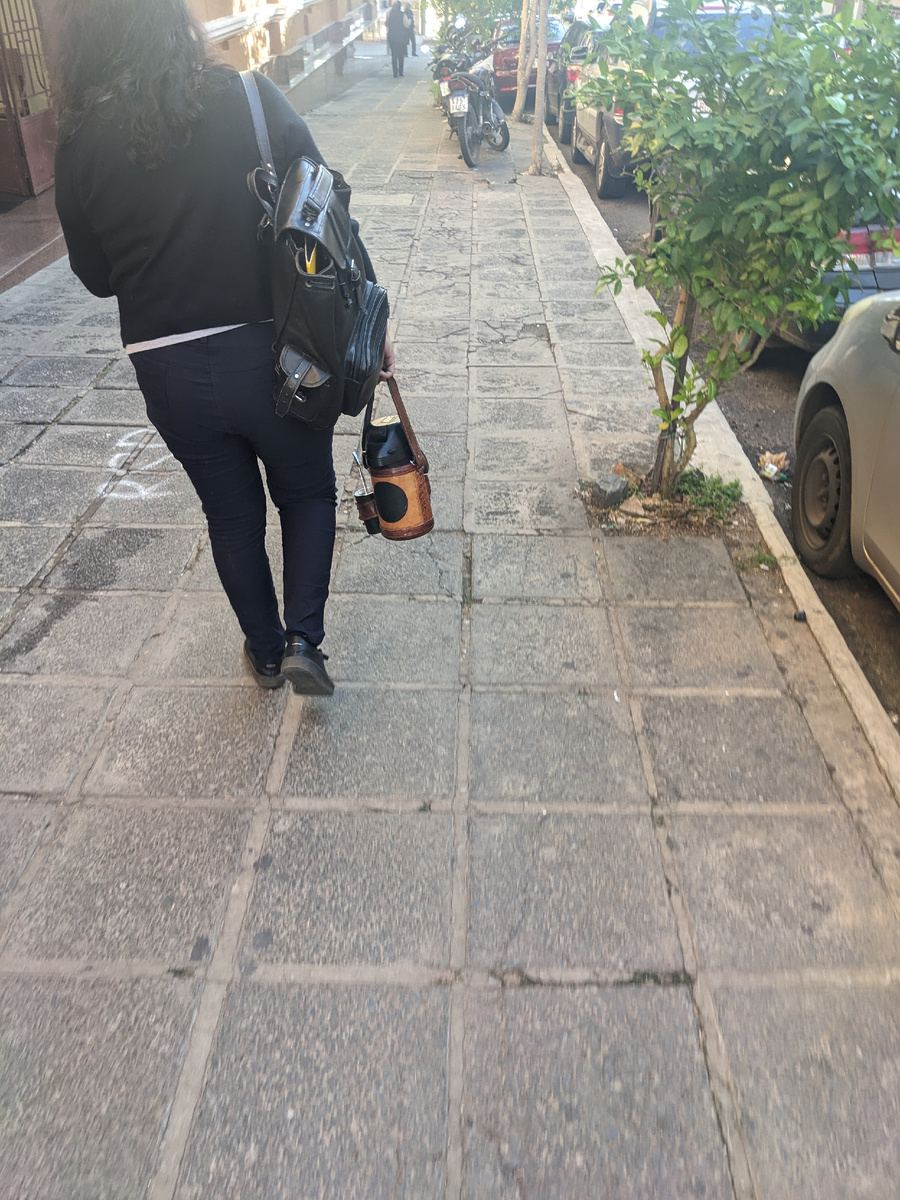 Часто эти термосы-кружечки кастомизируют, украшают. Так сказать, сам прохладный напиток находится в термосе и чтобы "не отходя от кассы" налить и попить, носят на специальном ремешке вот так с собой и кружечку. Причем любопытно, что используют трубочку еще в том числе и для того, чтобы не пить сами листочки. Чтобы листья не попадали внутрь.