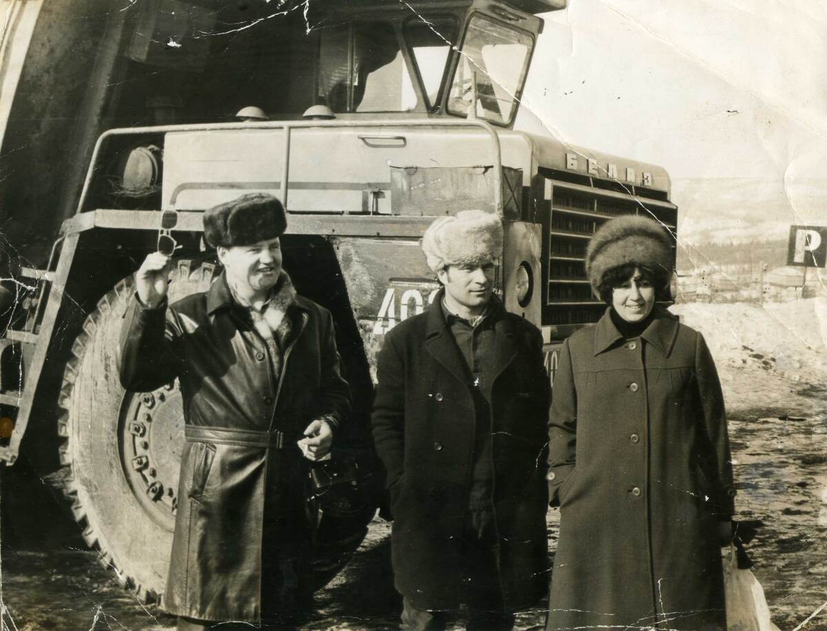 Фото автора. 80 годы прошлого века. Автобаза–1. Слева на право. "Капитан" (Иван) Петрович (Кум) Татьяна во всей своей красе. Автор выполняет роль фото корреспондента.