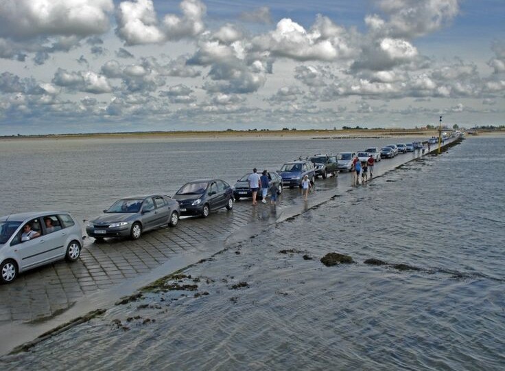 Самая безумная дорога в мире. Она тонет в океане два раза в сутки