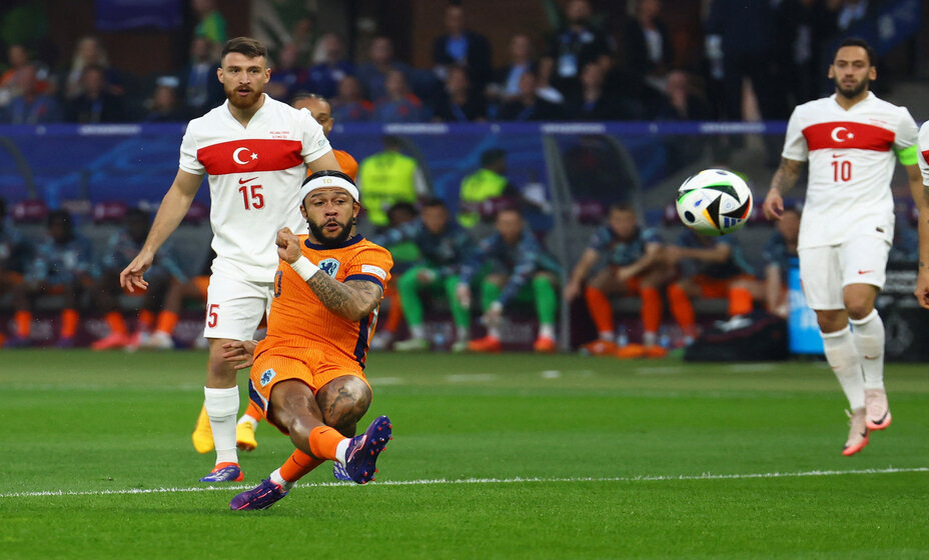    Мемфис Депай в погоне за голом. Фото: Reuters