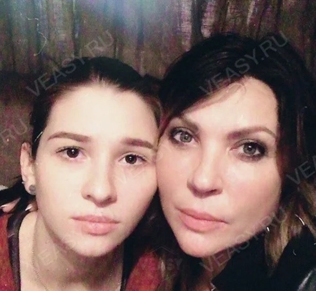 Ая с дочкой Катей. Листайте далле. Фото с сайта obovsyom.com