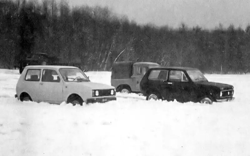 На снежной целине Нива, ИЖ‑14 и британский Land Rover 88.